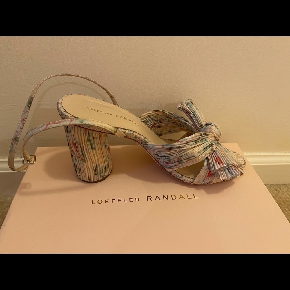 Beautiful beige floral loeffler Randall sandals!